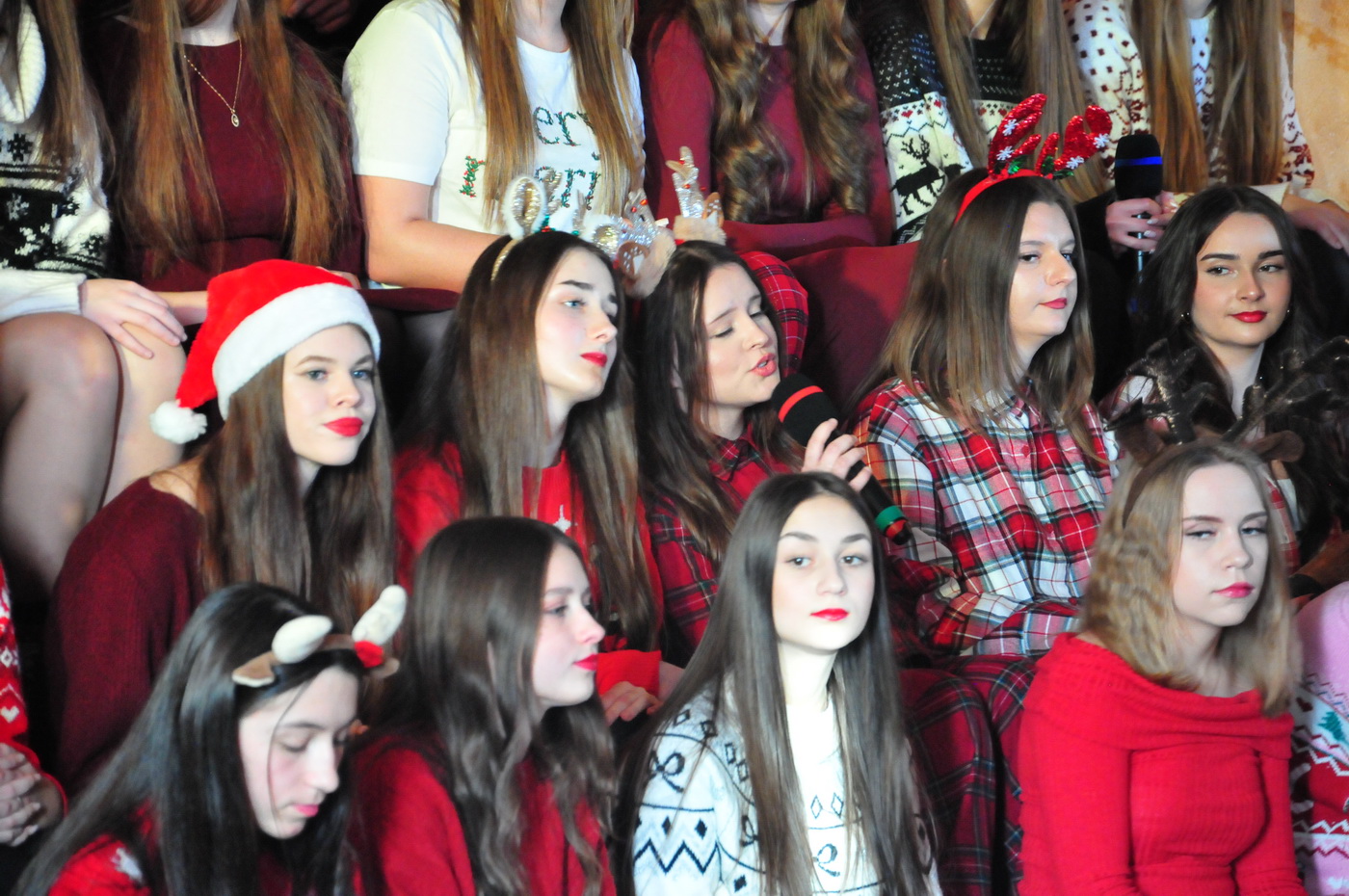 Zdjęcie Koncert Kolęd 2025 (4)4ae31d49-c86f-458f-8a6f-87940519b603.JPG w galerii Koncert Kolęd A. D. 2025 w II LO